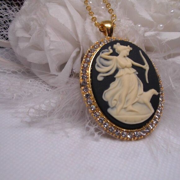 Mother’s Day wife wedding GOLD Artemis Aphrodite Renaissance Valentine Pendant - Picture 3 of 4